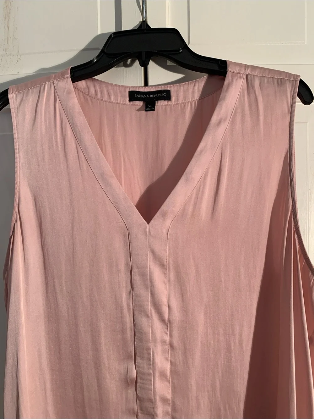 Banana Republic Dusty Pink V-Neck Sleeveless Blouse - Picture 2 of 8
